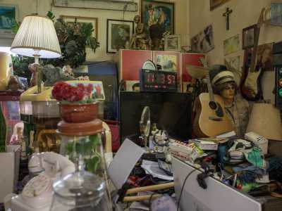 Non c�� angolo che non si occupato da qualcosa. Sembra di trovarsi all�interno della bottega di un antiquario, solo che al posto di statue, monete e libri antichi qui si trovano chitarre, lumi, orologi...